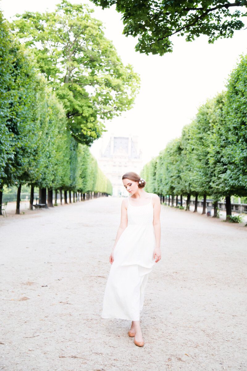 Professional Paris photography services capturing romantic moments of couples at iconic Parisian landmarks like the Eiffel Tower, Palais Royal, and Montmartre. Offering intimate photo shoots for couples seeking unforgettable memories in the City of Love.